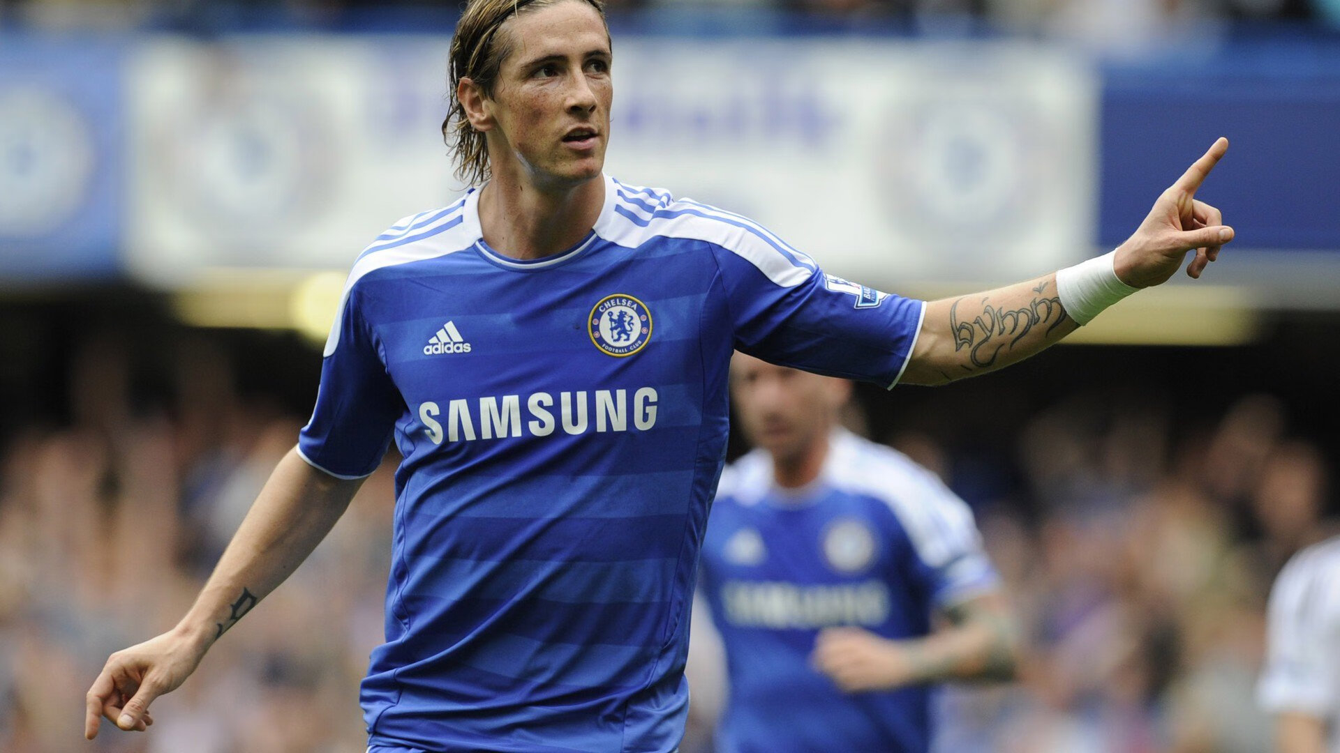 激烈较量在即，球迷们期待双方大比拼，球员们的比拼很热烈,赢得了观众的阵阵喝彩